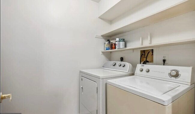 Building Photo - 15 Devon Pl