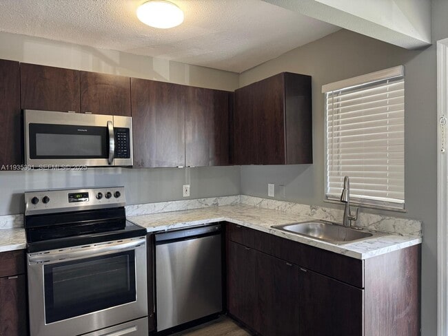 Building Photo - 617 Ixoria Ave