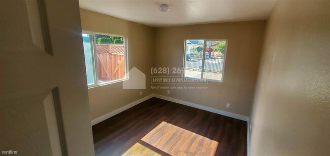 Building Photo - 2 br, 1 bath Duplex - 956 E 55th St -