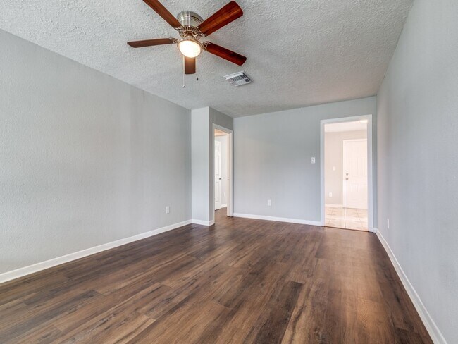 Building Photo - 411 Gober St