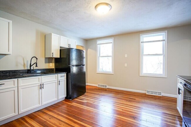 Building Photo - 10-12 River Street