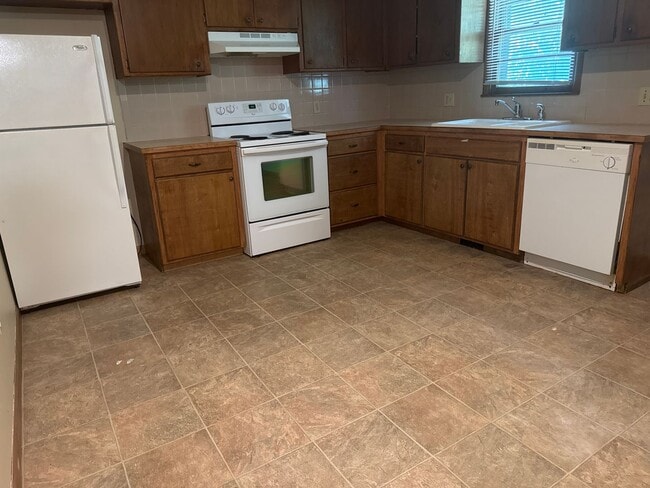 Building Photo - 2 Bedroom Duplex Close to MSU!  $695