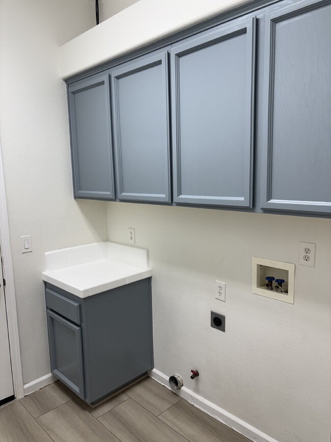 Building Photo - Spacious 4 Bed, 2 Bath Home with 3-Car Garage, Nice Backyard & Pet-Friendly Living