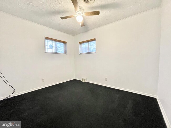 Building Photo - 1424 S Governors Ave