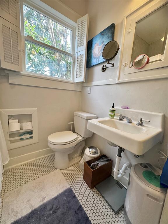 Building Photo - 807 Leonard St