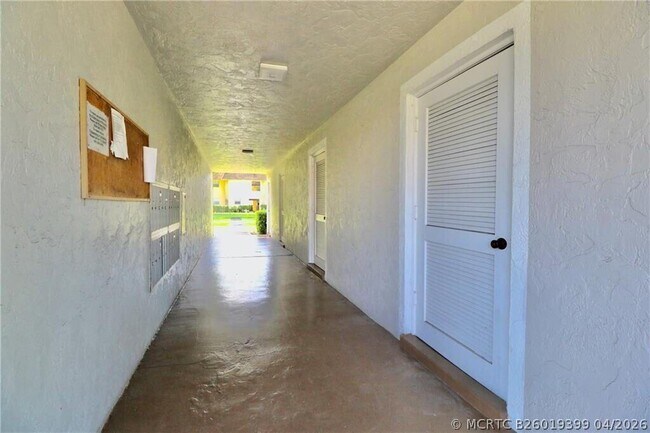 Building Photo - 9915 SW Sandalfoot Blvd