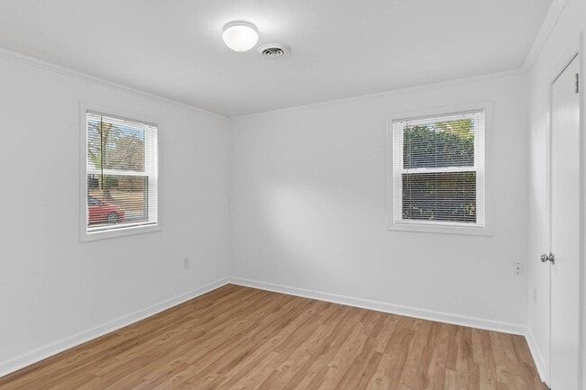 Building Photo - Newly updated apartment