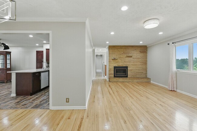 Building Photo - Spacious 4-Bedroom Home for Rent in Desira...