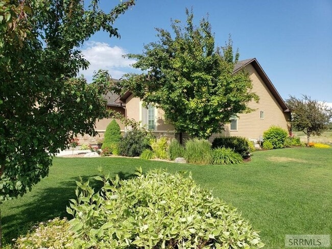 Building Photo - Charming 3-Bedroom, 2-Bathroom Twin Home in Stonebridge Subdivision