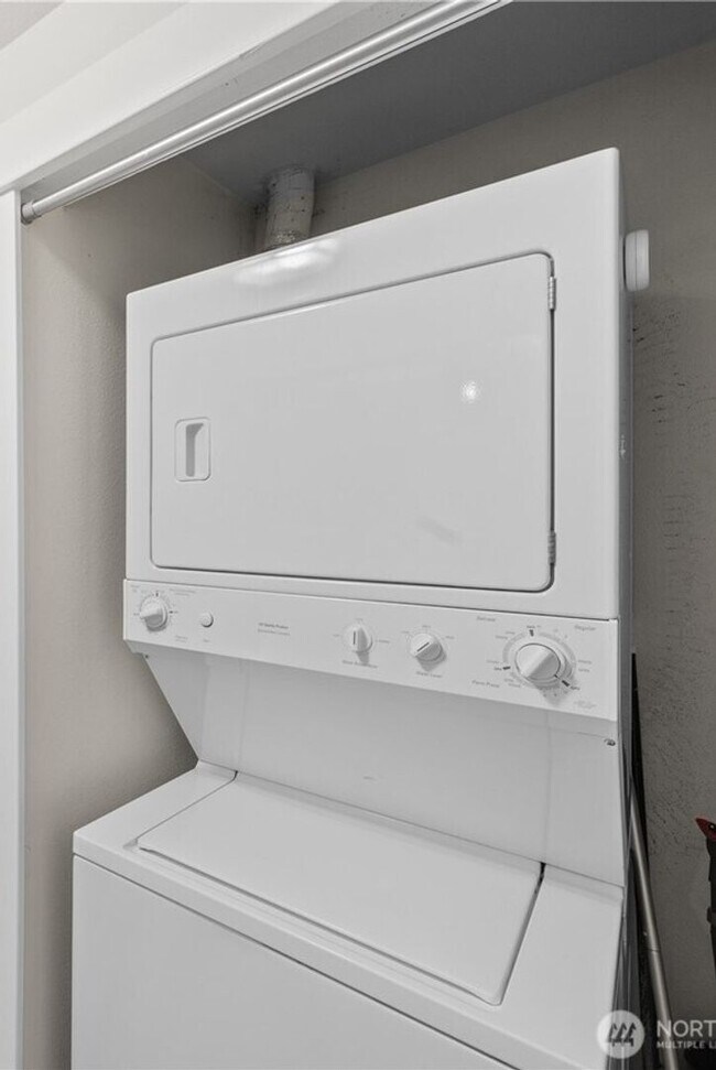 Building Photo - Beautifully updated 1 bedroom next to Bitt...