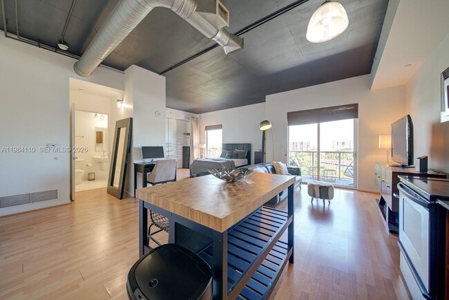 Building Photo - 10 SW South River Dr