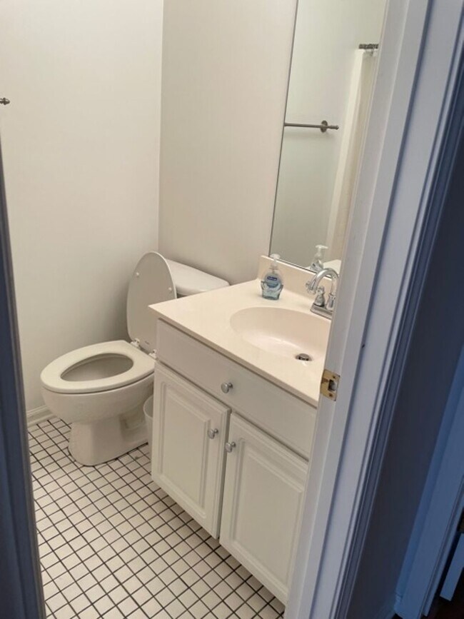 Building Photo - Greenville, 3BD/2.5 plus bonus, 1839SF