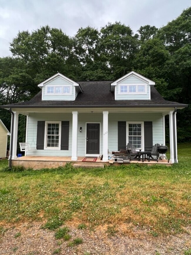 Building Photo - Newly updated 4 Bedroom/4 Bathroom House!
