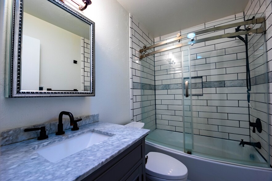 Upstairs full bath - 3720 Iris Ave