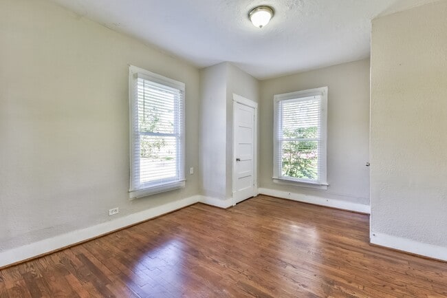 Building Photo - Comfy 3 Bedroom Home Complete Rennovation!...