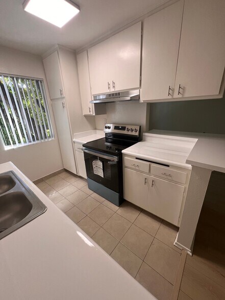 Building Photo - 4424 Woodman Ave