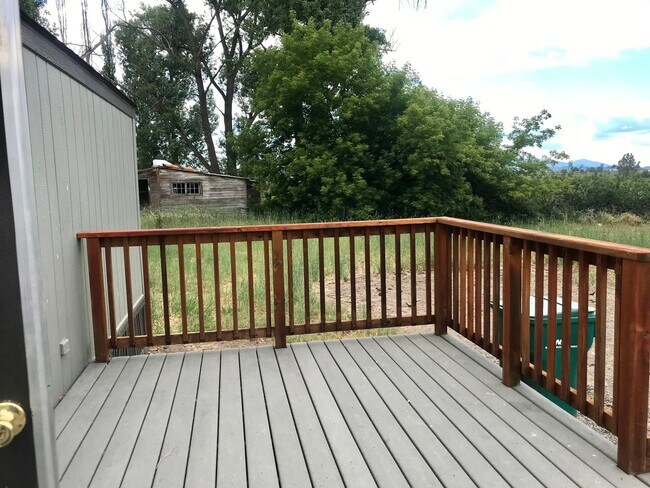 Building Photo - Pet Friendly 2bdrm, 2 bath home in the Cou...