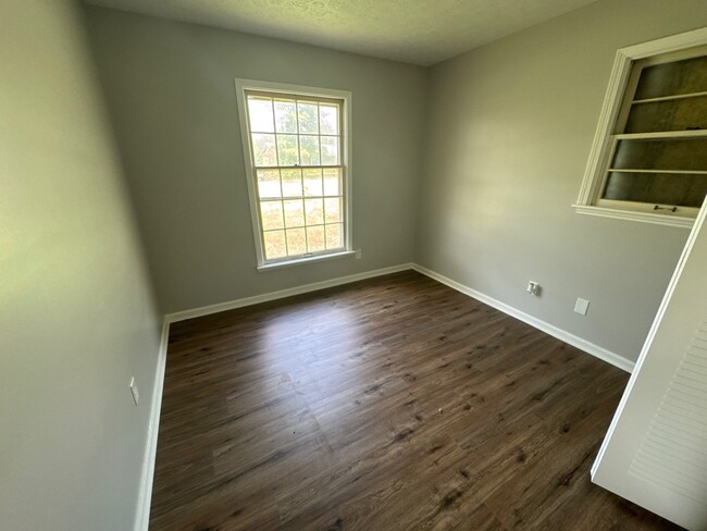 Building Photo - 6907 Longlake Dr