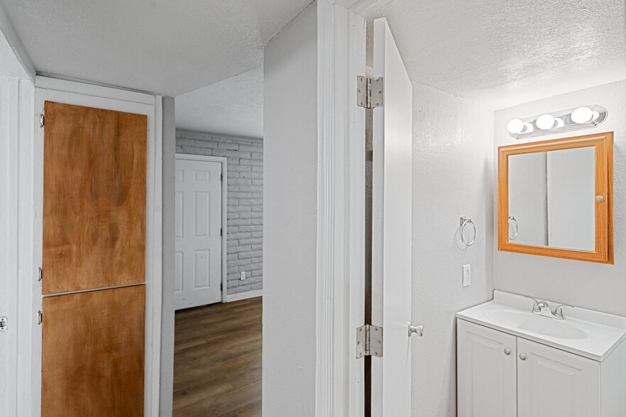 Building Photo - 1106 North 25th Pl