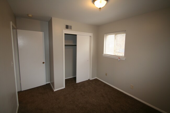 Building Photo - 4 bed- 1 bath!!