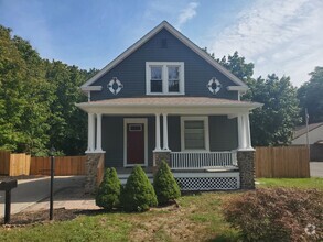 Building Photo - 2 Bedroom 2 Bath Bungalow With Fenced Yard