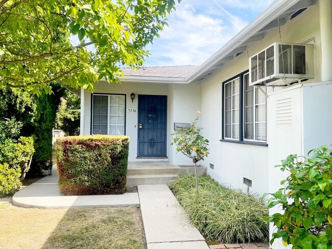 Building Photo - Beautiful Apartment in Small Duplex
