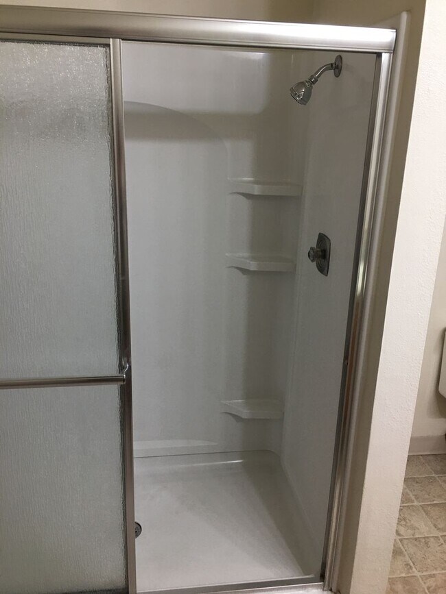 Building Photo - ch/lo06