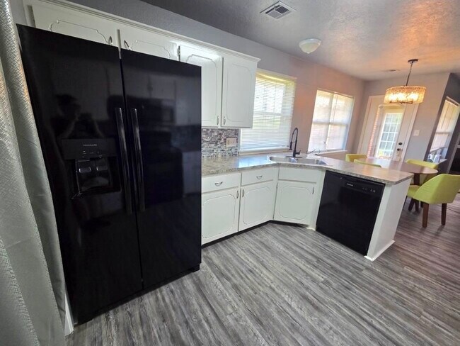 Building Photo - 4806 SE Redbud Pl