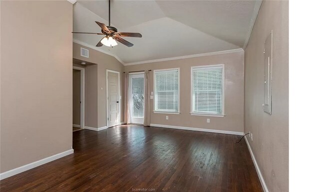 Building Photo - Comfy 4-Bed/3-Bath 3 blocks from A&M with all appliances, backyard, 5 min to grocery store