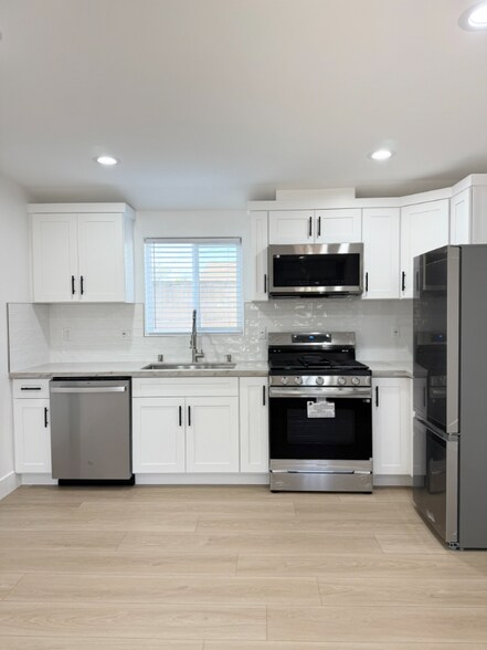 Building Photo - 7141 El Verano Dr