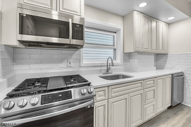 Building Photo - 318 S 7th St