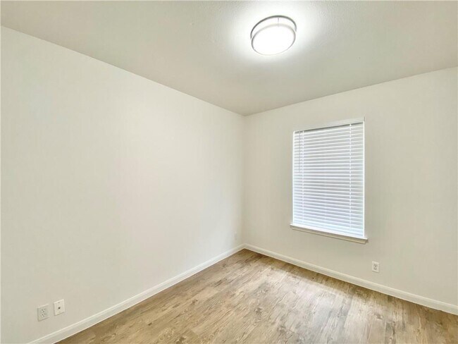 Building Photo - 811 Sonny Dr