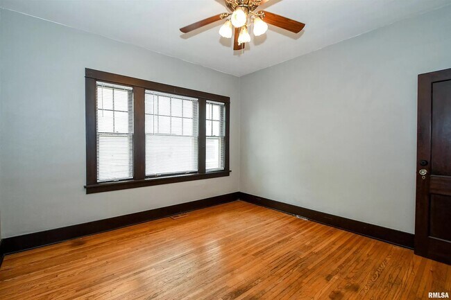 Building Photo - 1628 W Callender Ave