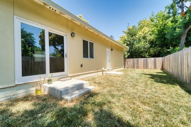 Building Photo - Like new home in Olivehurst
