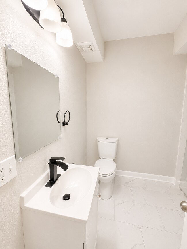 Building Photo - Spacious 6-Bedroom, 4-Bath Home with Plenty of Living Space