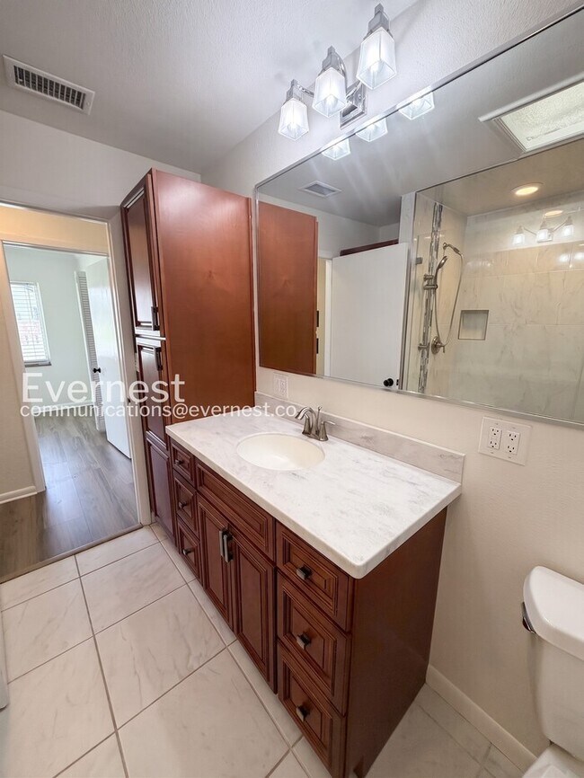 Building Photo - 4 Bed/2.5 Bath Home with Detached Garage / Available Now!