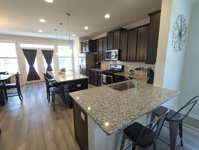 Building Photo - END UNIT newer build in ideal Frederick lo...