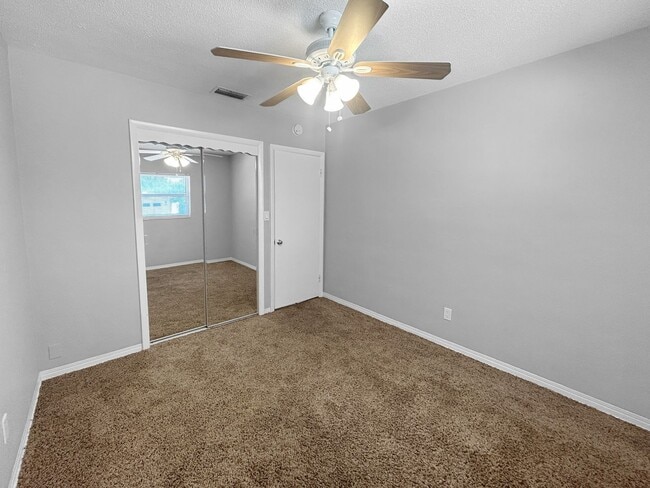 Building Photo - 3 Bed 2 Bath Home for Rent in Ideal Northeast St. Pete Neighborhood