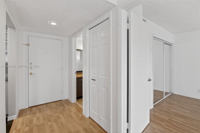 Building Photo - 200 Lakeview Dr