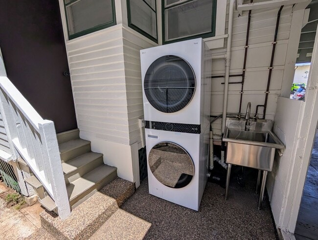 Building Photo - Centrally located 2 Bed, 1.5 Bath house in...