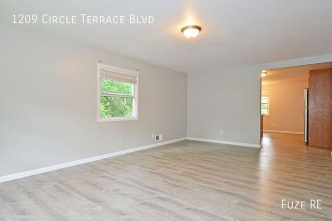 Building Photo - 1209 Circle Terrace Blvd NE