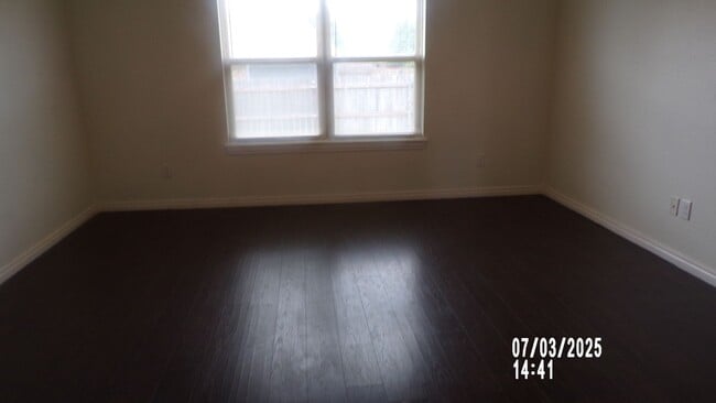 Building Photo - Fantastic home located in Eastlake Addition