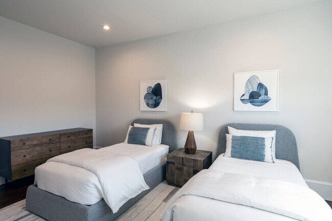 Building Photo - 127 Greenleaf Ln