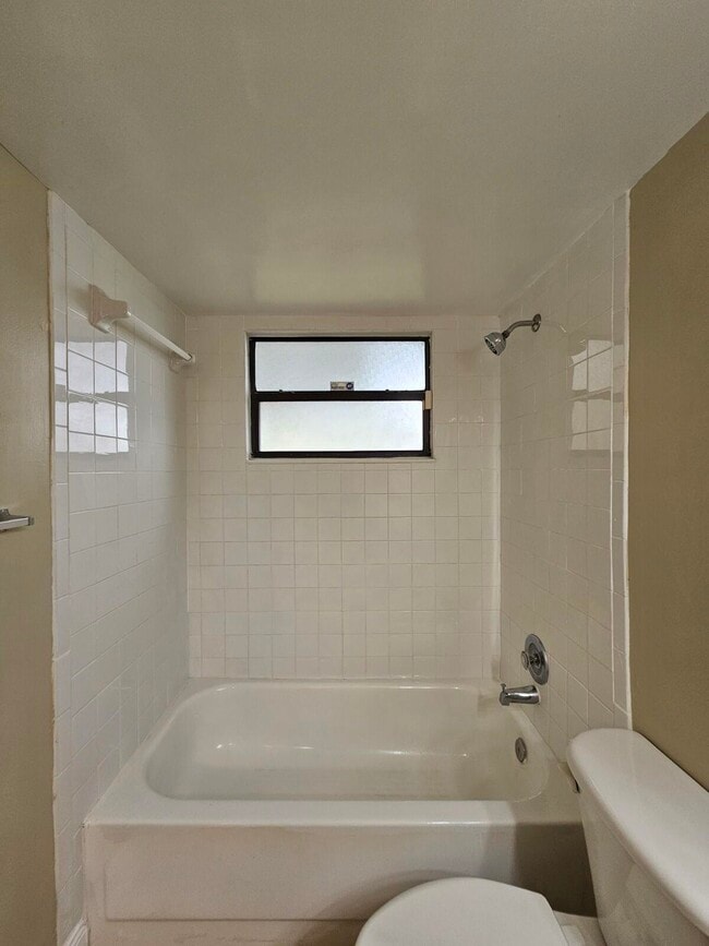 Building Photo - 1523 Lake Crystal Dr