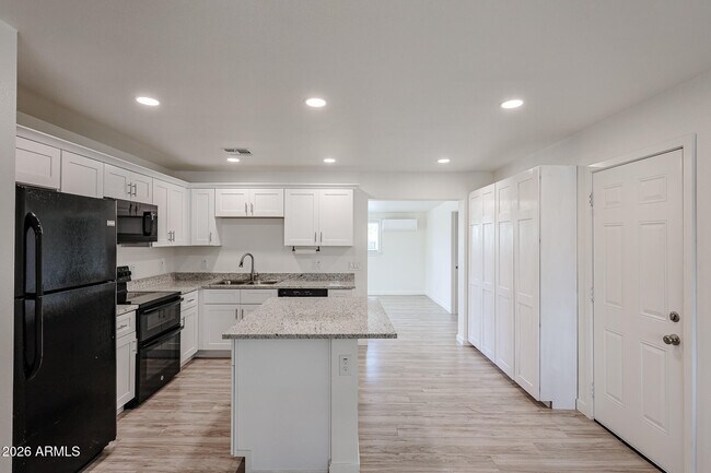Building Photo - 7014 N 77th Ave