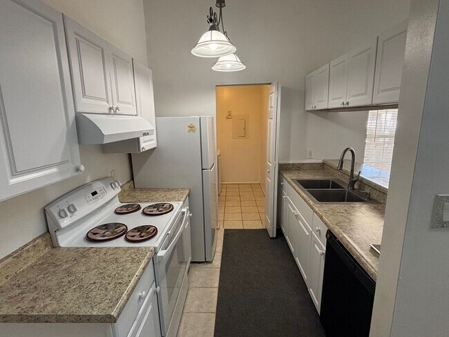 Building Photo - 2 Bedroom, 1 Bath Condo in Virginia Beach