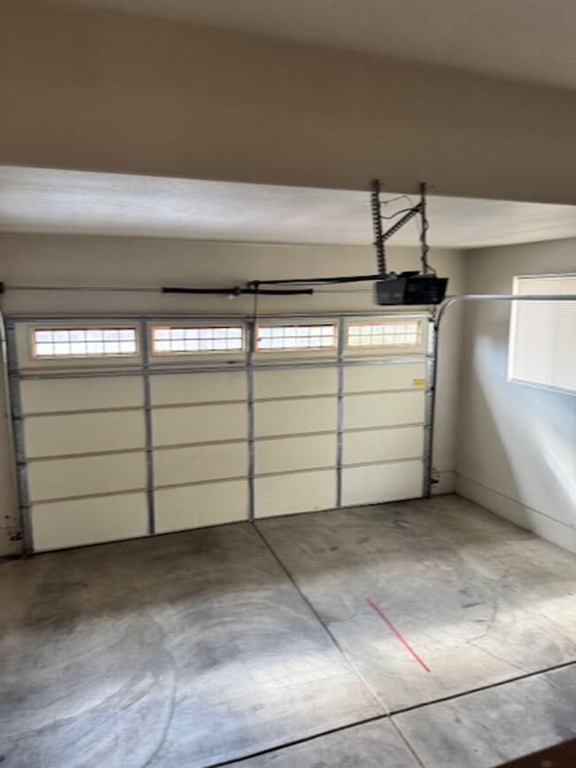 Building Photo - LONE PINE CREEK ESTATES IN GATED COMMUNITY...