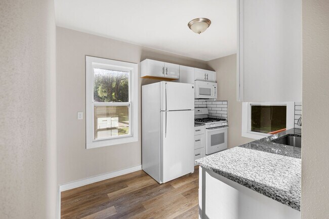 Building Photo - Adorable 2 bedroom 1 bath home
