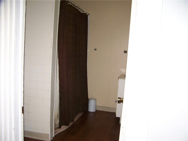 Building Photo - 493 Main St