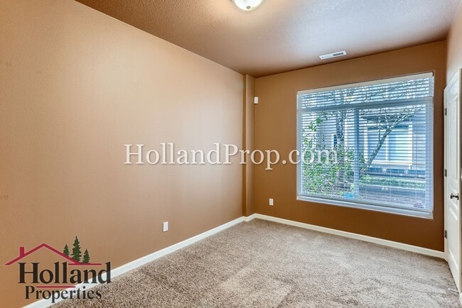 Building Photo - Stylish Townhome Near MAX, Nike & Costco in Prime Beaverton Location
